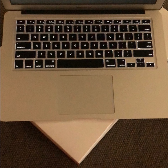 13’in macbook air (early 2015) - Picture 4 of 5
